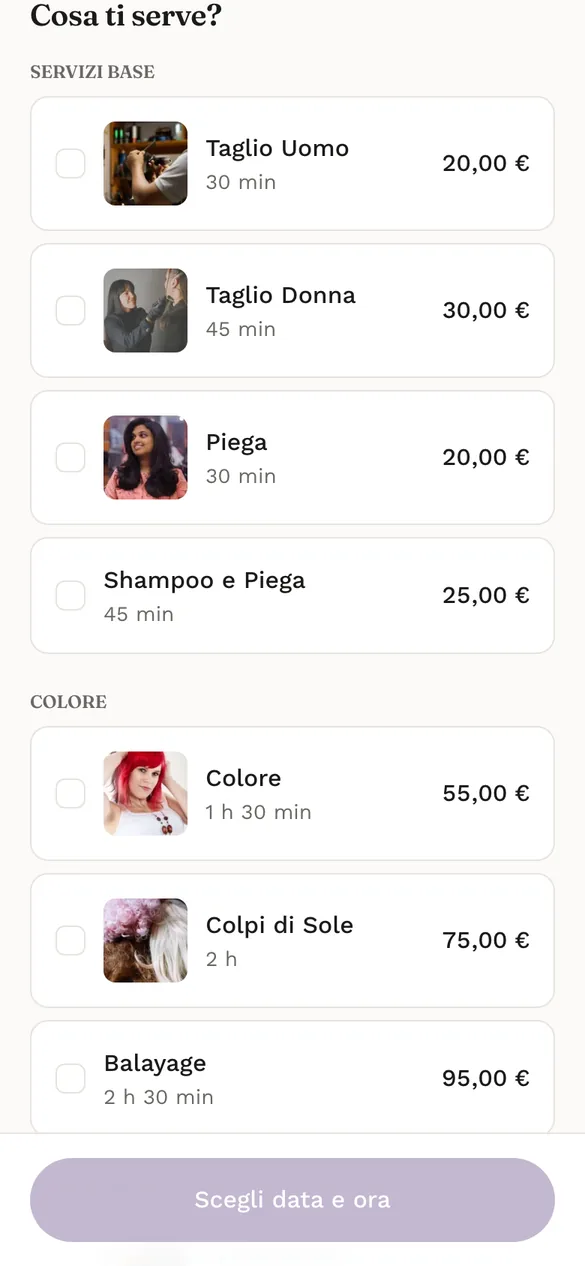 La pagina di prenotazione di un parrucchiere vista dal telefono, con servizi, prezzo e durata